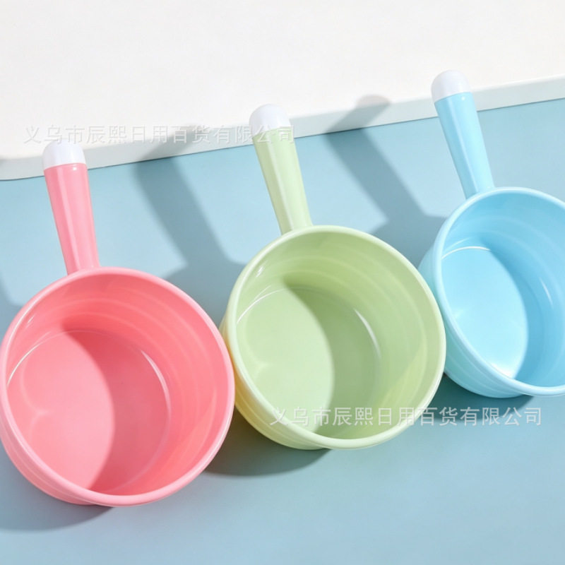 Thickened plastic water scoop for home use, large water ladle for watering flowers, large round short-handled water scoop wholesale