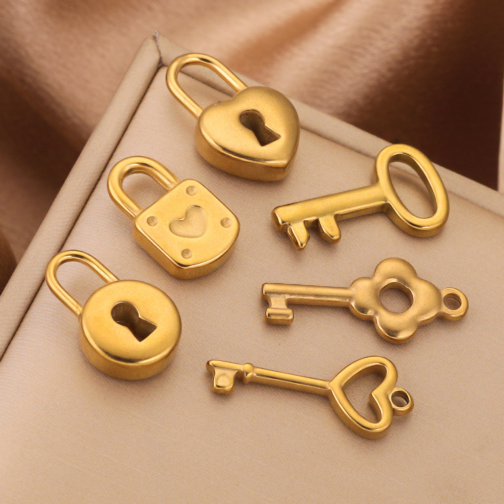 Real Gold Plated Plating Material 5 PCS/Package 11 * 17mm 13*20.5mm 8*12.5mm 304 Stainless Steel PVD Coated Real Gold Plated Star Key Lock Pendant DIY Jewelry Accessories