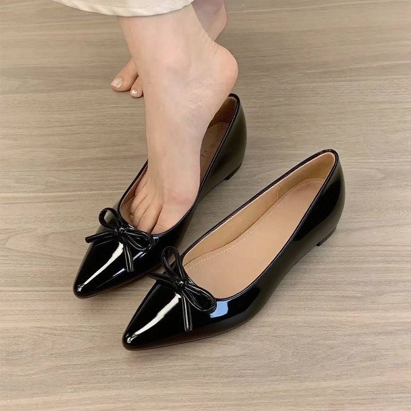 Pequeño aumento de altura de cabeza puntiaguda de boca superficial zapatos de mujer 2026 nuevo temperamento marizhen arco zapatos de mujer plano