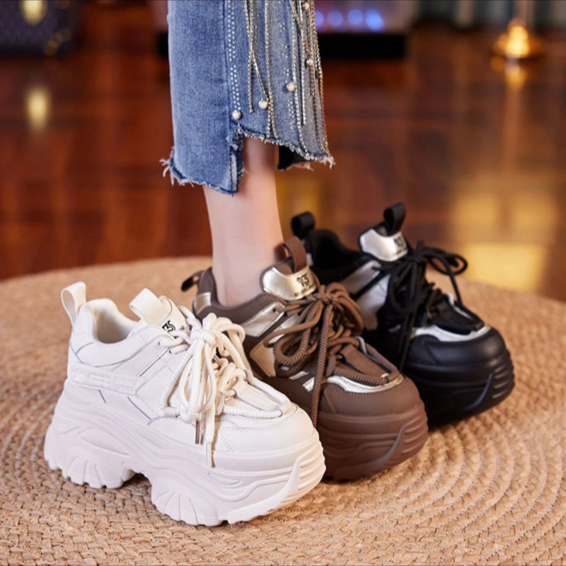 Productos europeos con una base gruesa aumentando la altura de los zapatos de papá y mujer 2024 primavera y otoño nuevos zapatos deportivos casuales muffin