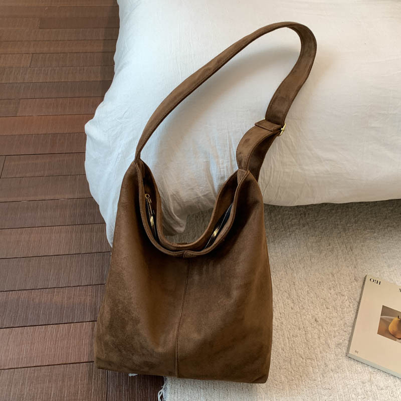 Otoño y invierno coreano de seda bolsa de balde de gran capacidad de hombro bolso de mano para mujeres 2025 nuevo retro viaje mochila