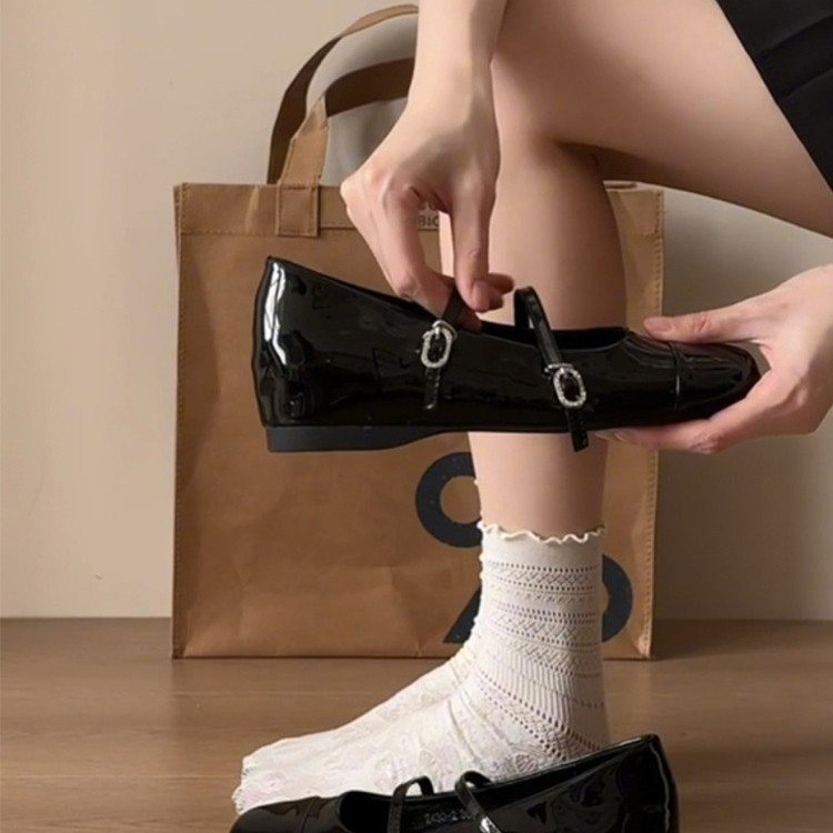 Zapatos negros franceses de fragancia para mujeres 2026 primavera nuevo estilo universal superficial retrógrado interior de altura zapatos marizhen
