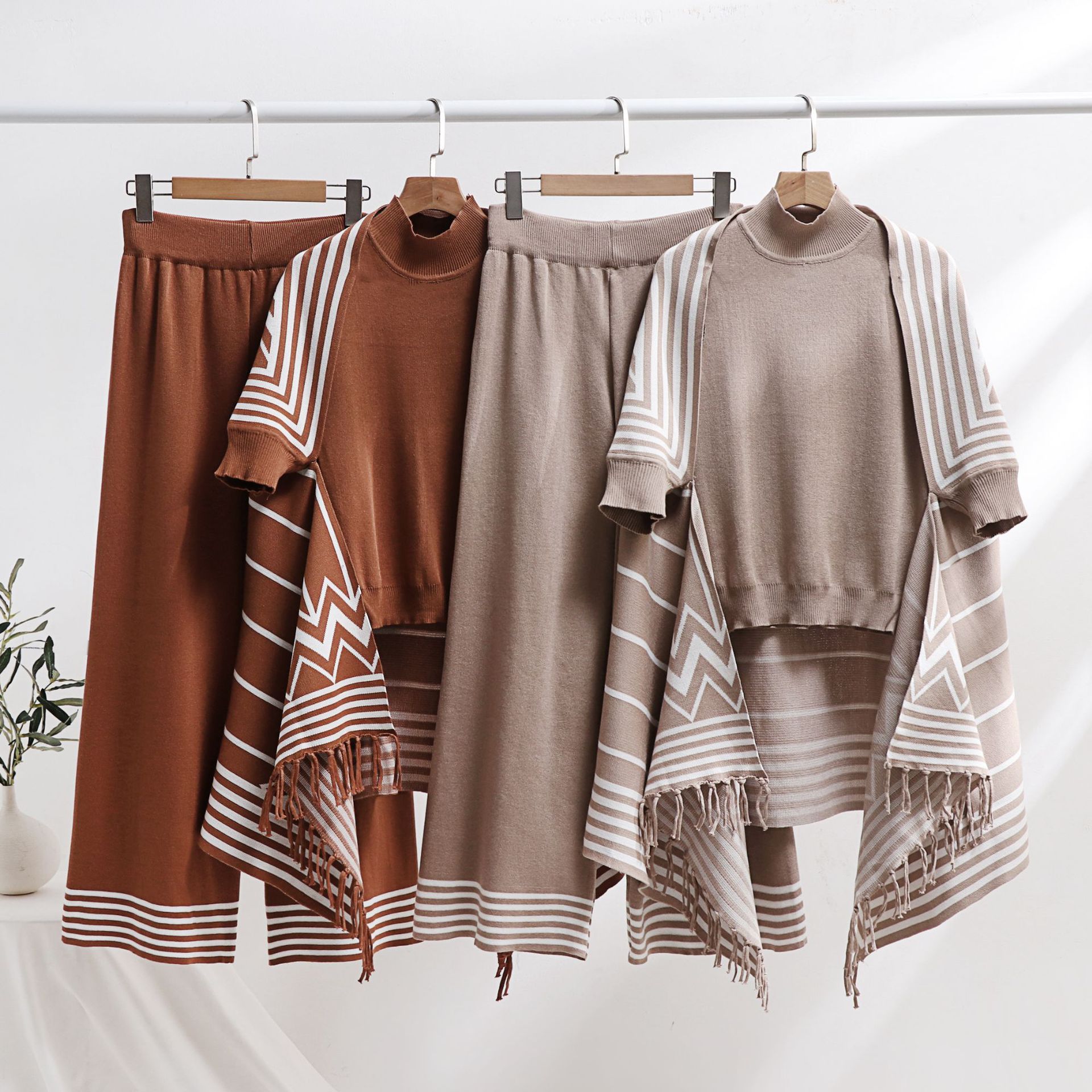 Dreiteiliger Anzug für Damen: gestreifte Pulloverweste mit passendem Kragen, Schalmantel mit Quaste und gestrickte Hose mit weitem Bein_voghion.com