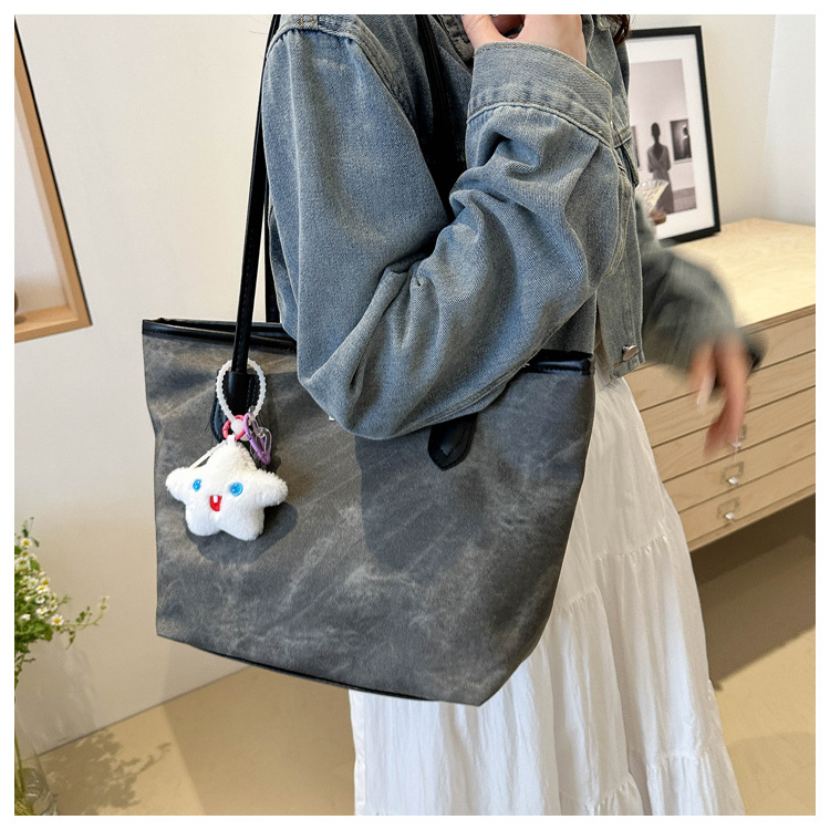 Wholesale of new large-capacity, simple and fashionable casual commuter single-shoulder bags and women's underarm bags for the summer of 2024 in foreign trade undefined