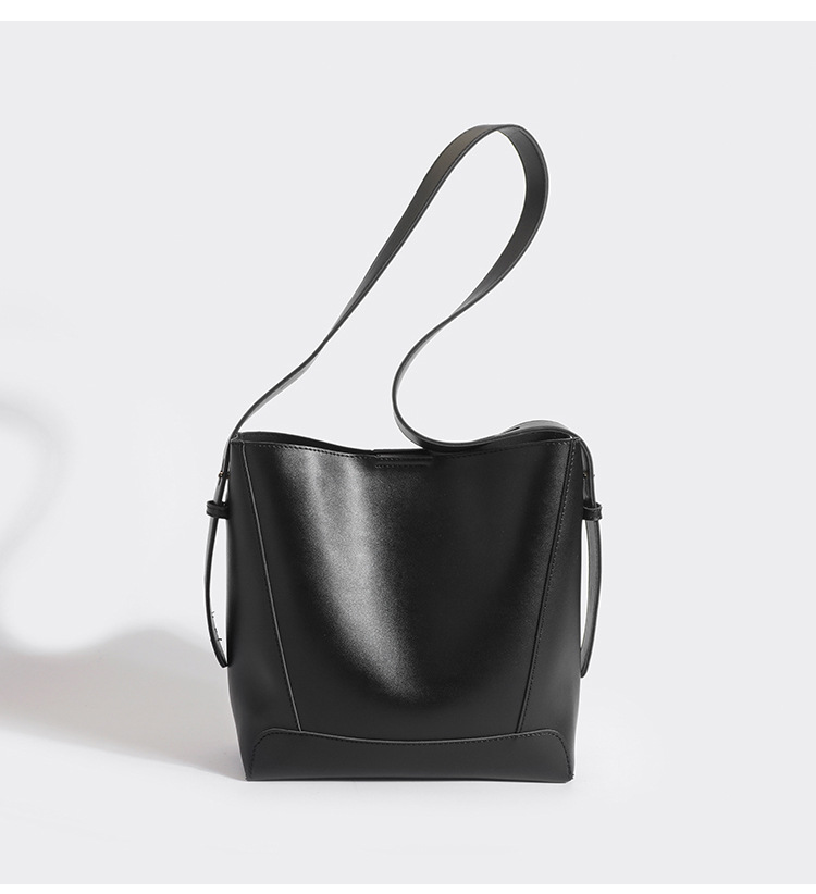 All Seasons Season Women's Medium Pu Leather Solid Color Streetwear Zipper Shoulder Bag