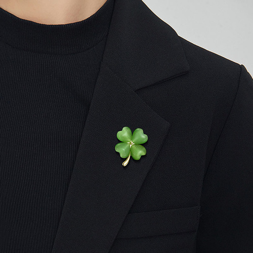 Four-leaf clover brooch, high-end women's summer new cat's eye collar pin, anti-exposure small brooch, fashionable and versatile