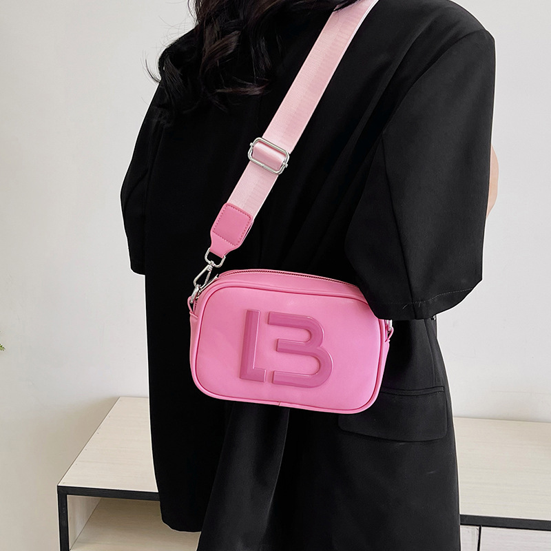 Bolsos transfronterizos bolsos de mujer 2024 nuevo bolso de mensajero de un solo hombro con letras de color caramelo simple y de moda, bolso de cámara, bolso cuadrado pequeño
