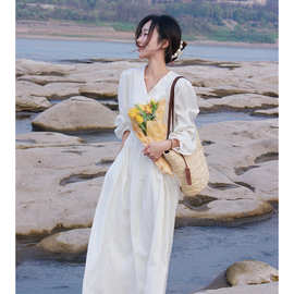 新款法式白色v领连衣裙子女小众设计感甜美复古温柔初恋裙