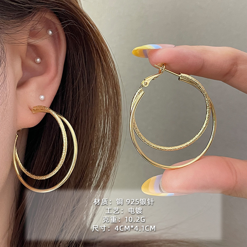 2025 nuevo estilo verano de moda anillo plateado círculo negro círculo fino temperamento europeo y americano aretes dorados de todo fósforo