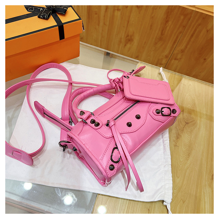 Sacs design de niche pour femmes 2023 nouveau sac à aisselles à rivets populaire sac à bandoulière à bandoulière unique millénaire sac de moto fille chaude_voghion.com