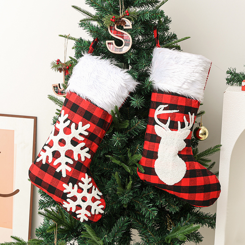 Décorations de Noël chaussettes de Noël transfrontalières à carreaux rouges et noirs flocon de neige chaussettes de Noël pendentif cheminée décoration de fête