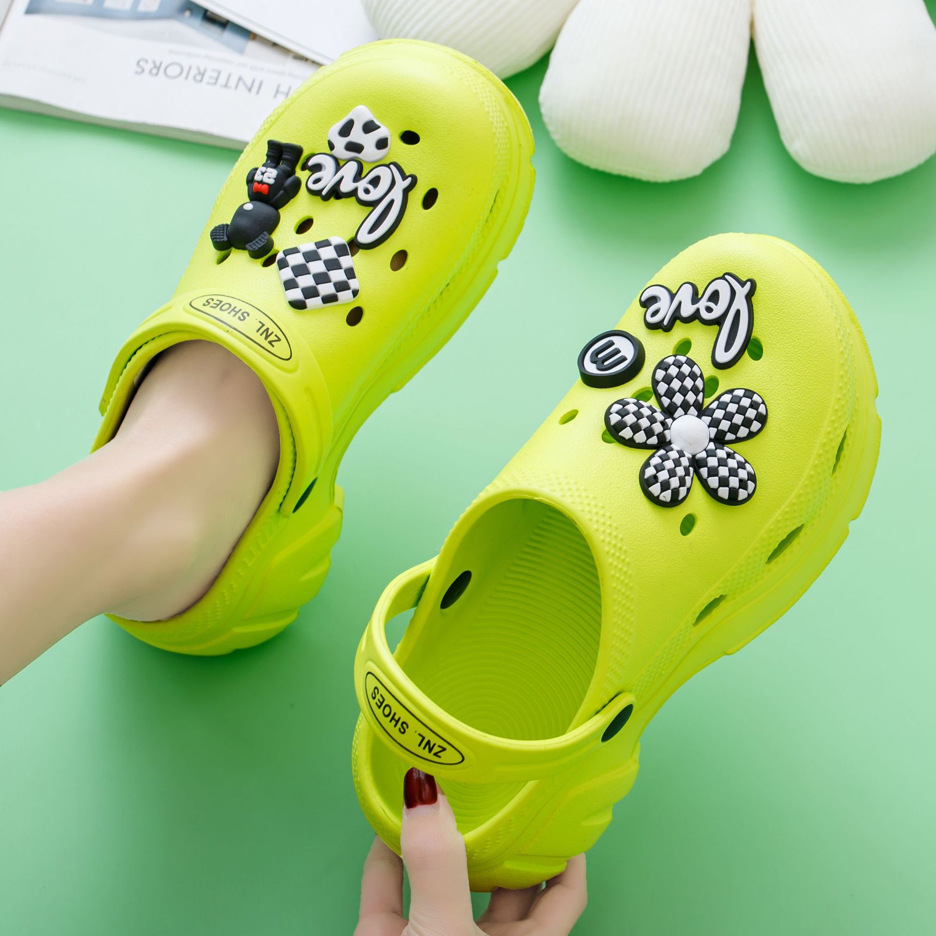 Einteilige Lochschuhe mit dicken Sohlen, Sommer-Oberbekleidung für Damen, 2023, neue rutschfeste, erhöhte Baotou-Stepp-Sandalen und Hausschuhe_voghion.com