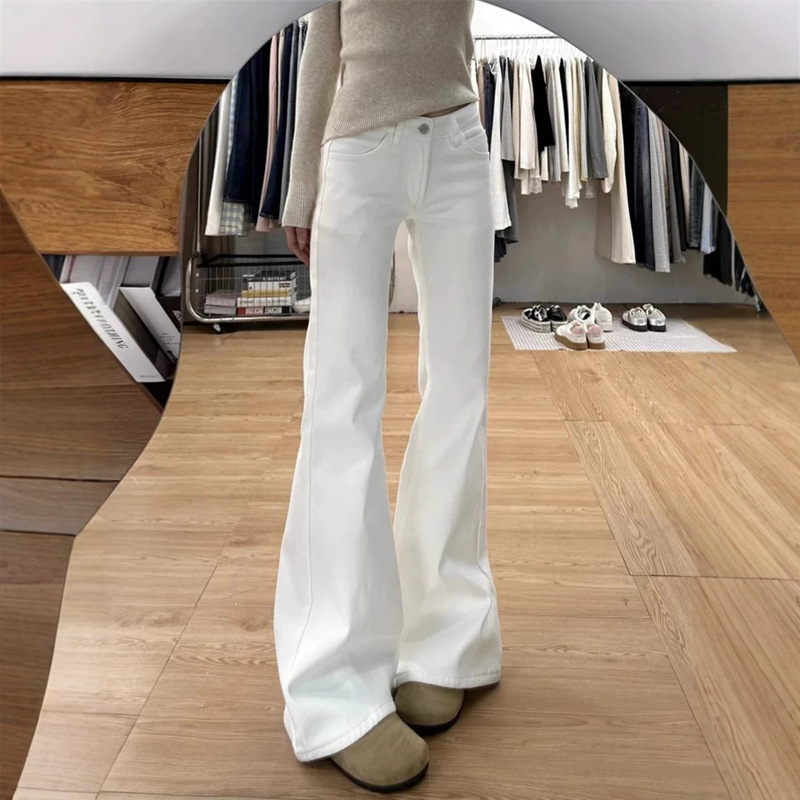 White low-rise flared jeans that cover the hips and don't cling to the legs, suitable for petite women, slimming and versatile straight-leg bootcut pants