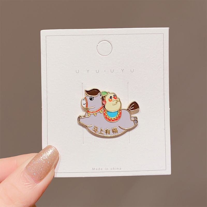 2026 año del caballo broche año nuevo año de la vida adorable cartón de dibujos animados insignia de metal bolsa ropa decoración regalos al por mayor