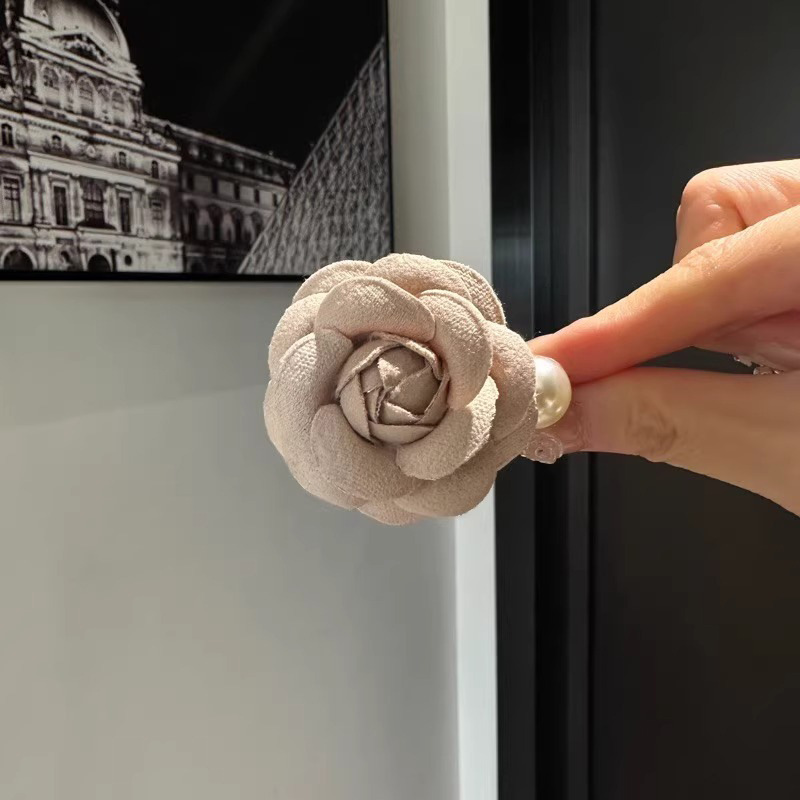 乾燥したバラはフランスの花を挟んで髪を挟みます。|undefined