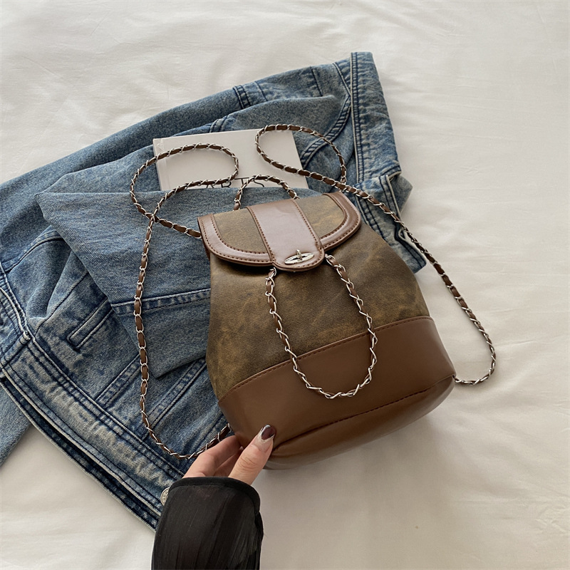 Otoño y invierno retro mochila de mujer 2024 nueva cadena versátil mochila exquisita mini mochila mate
