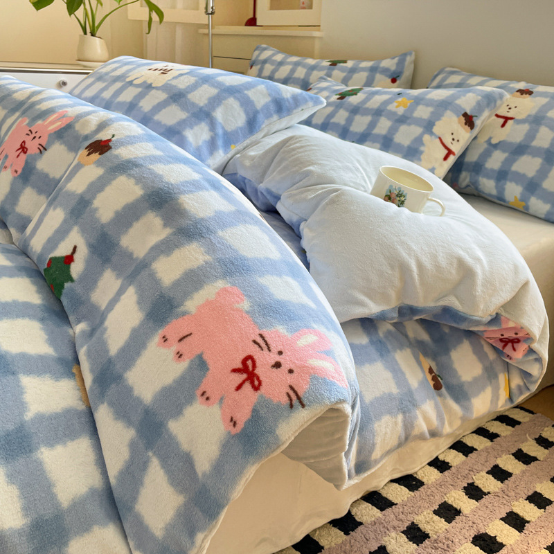 2025 nuevo dibujo animado de leche de seda de cuatro piezas en invierno engrosado calentamiento sábanas de seda de coral cubierta ropa de cama