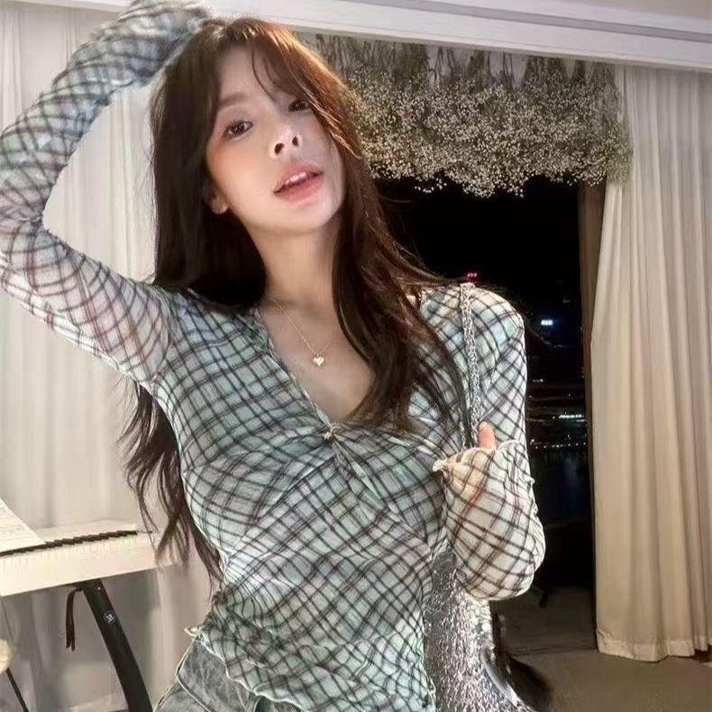 Pure Desire Hot Girl Plaid V-Neck Flared Sleeve Long Sleeve T-Shirt for Women, Spring and Autumn, Unique Design, Waist-Cinching, Slimming, Stunning Top Pure Desire Hot Girl Plaid V-Neck Flared Sleeve Long Sleeve T-Shirt for Women, Spring and Autumn, Unique Design, Waist-Cinching, Slimming, Stunning Top