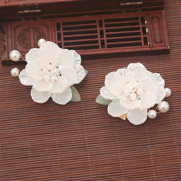 Flowers (a pair of clips))