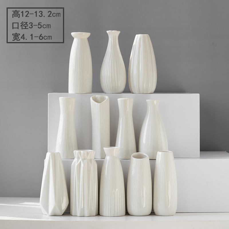 15가지 스타일의 작은 꽃병 4개가 무작위로 배포됩니다.