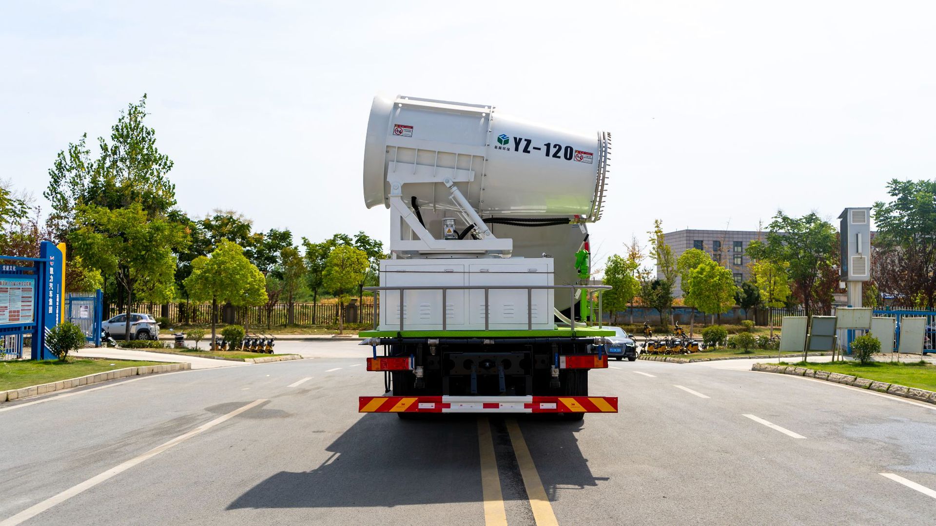 Dongfeng Tianlong Rear Twin-Axle Sprinkler and Dust Suppression Truck (Round Tank) 18.5 Cubic Meters (Fog Cannon 60~ 120m)
