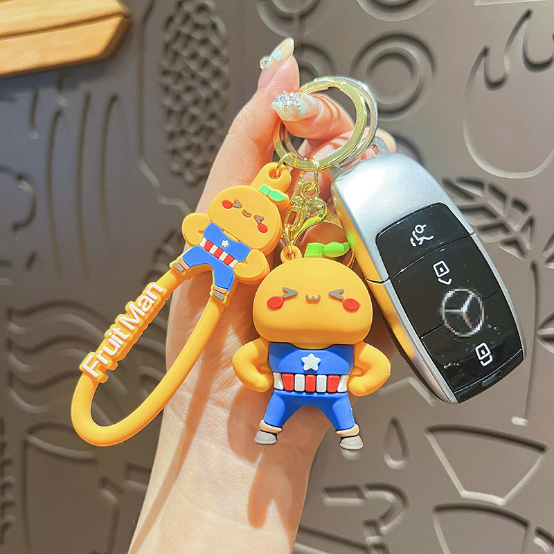 Fruita superhéroes llaveros femeninos lindos dibujos animados Iron Man bolsos de pareja colgante pequeño regalo al por mayor