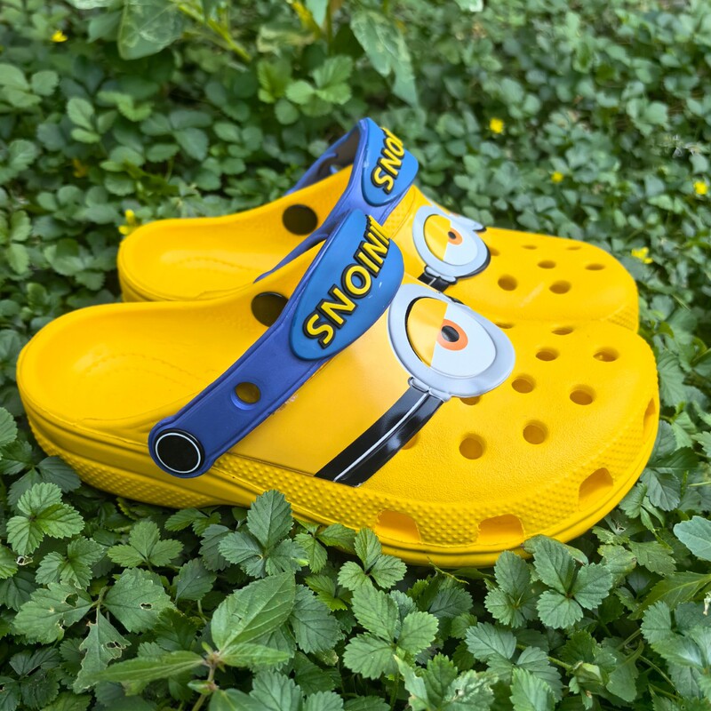 Children's Cave Shoes Minions Beach Shoes Slippers Sandals Non-slip Breathable Wear-resistant Baotou Slippers Wholesale