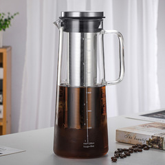 手でコーヒーポットを流す冷たいポットは、ポットにコーヒーを入れる器具の濾過式の茶器の点滴ポットに目盛りがついている