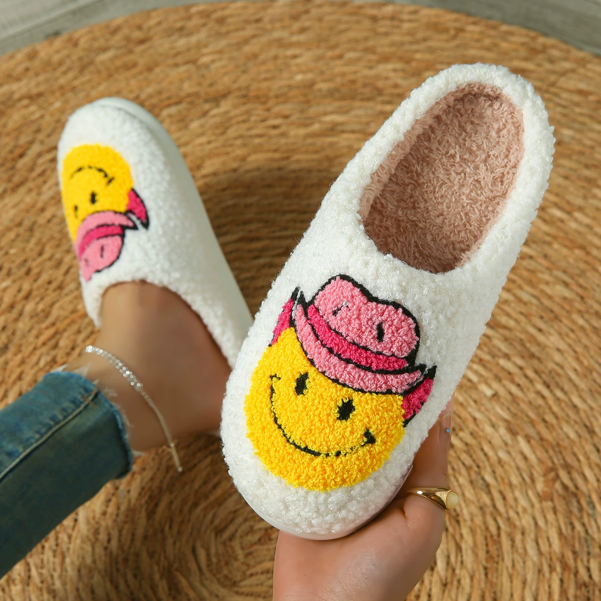 Осенние и зимние женские тапочки, теплые зимние хлопковые тапочки в форме сердца для женщин, домашние тапочки для пар из плюша с радужным принтом и дополнительным флисом.