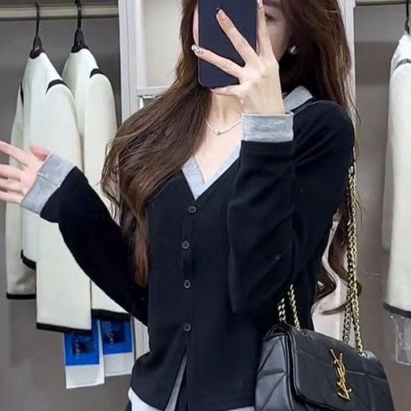 偽の2枚のtシャツのカーディガンの女性の春秋の高級感の黒いvネックの底のシャツの中で短いタイプの修身の上着の卸売りを掛けます。|undefined