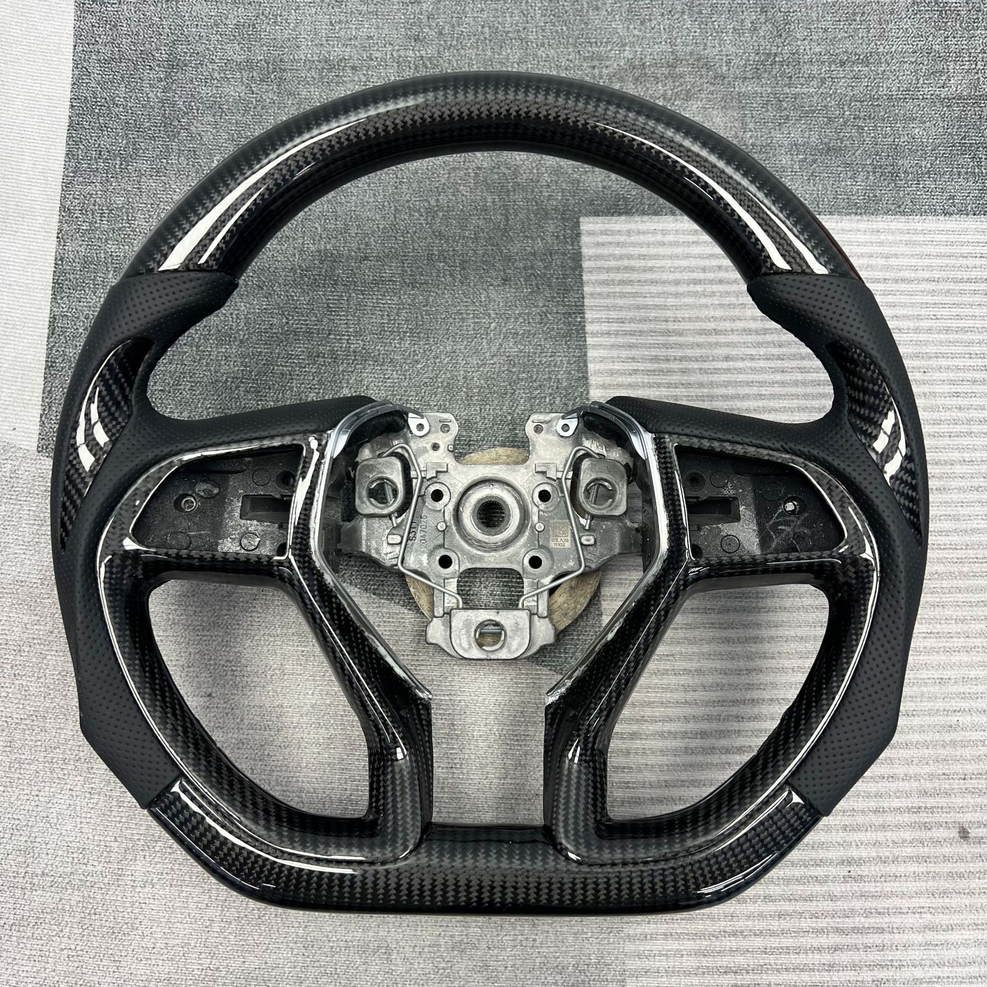 Custom Carbon Fiber Steering Wheel from the Source Manufacturer, Suitable for Modification and Processing of Roewe Mg Car Steering Wheels