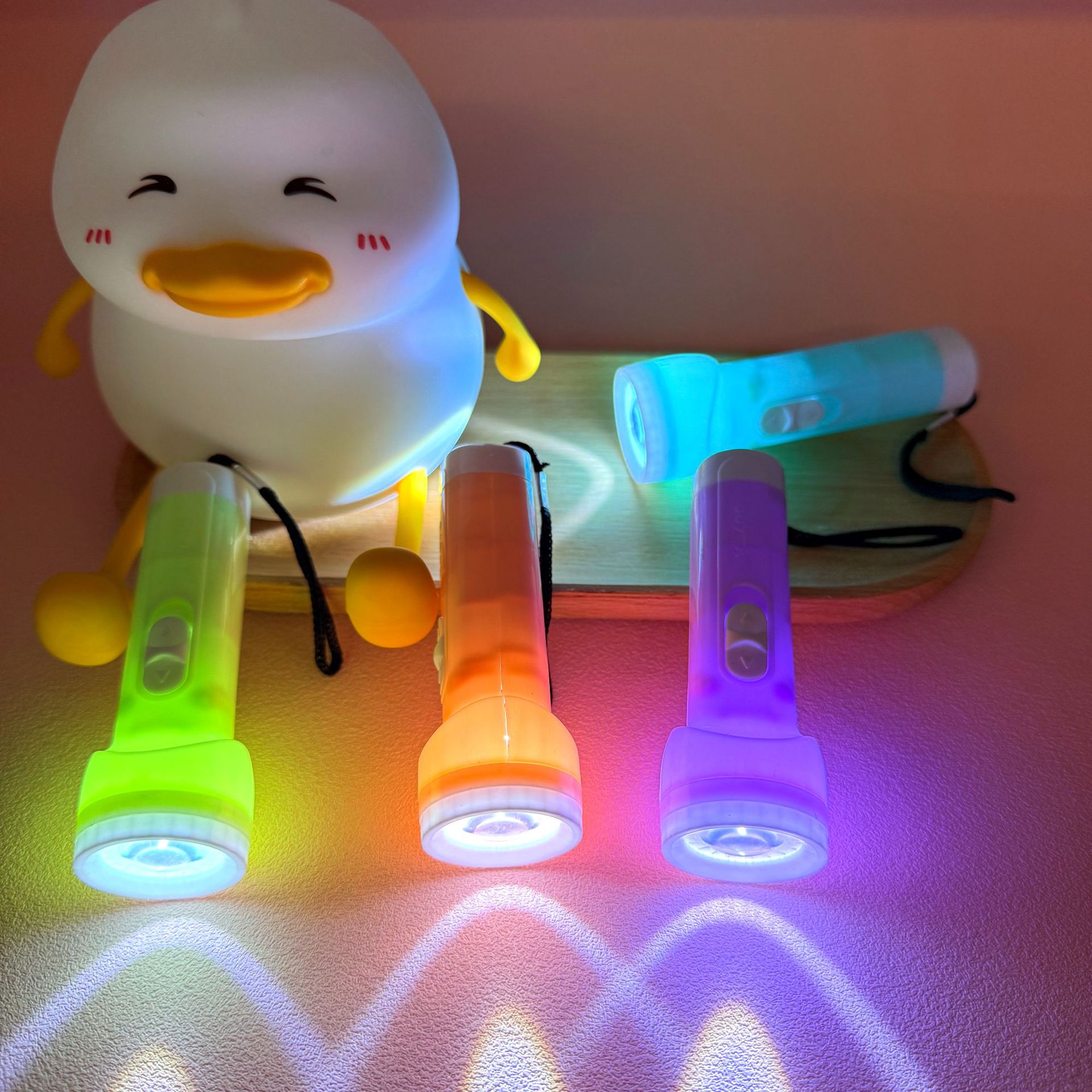 新色マカロンカラー丸型ミニ携帯懐中電灯 強力ライトLEDランプ卸売小型家電
