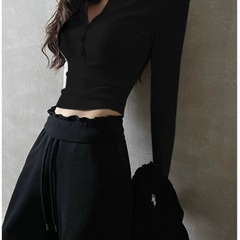 ギャルの黒いvネックの長袖は底のシャツの女性の春と秋の新型の正肩のtシャツを掛けて身を修めます。