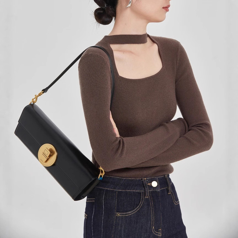 Halter Neck Knitted Bottoming Shirt for Women in Autumn and Winter, High-End Neck Cut Out Inner Sweater 2023 New Style Top with Scarf