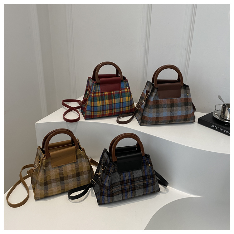 This is a trendy and stylish single-shoulder underarm bag with a contrasting color for the autumn of 2024. It features a unique design and is retro and individualistic undefined