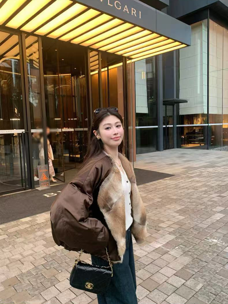 Corea del Sur suelta inswind2025 invierno nuevo estilo casual de contraste de color ecológico cuello de lana mujer abrigo de pluma corta