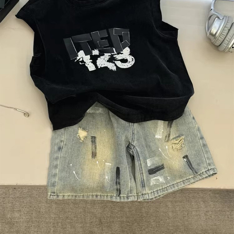 검은색 조끼 + 데님 반바지