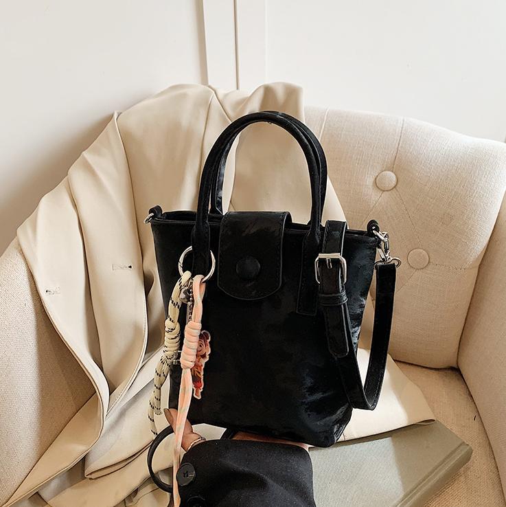 Verano super caliente mini bolso de mano para mujeres 2025 nueva moda bolso de balde de moda explosión de textura universal mochila