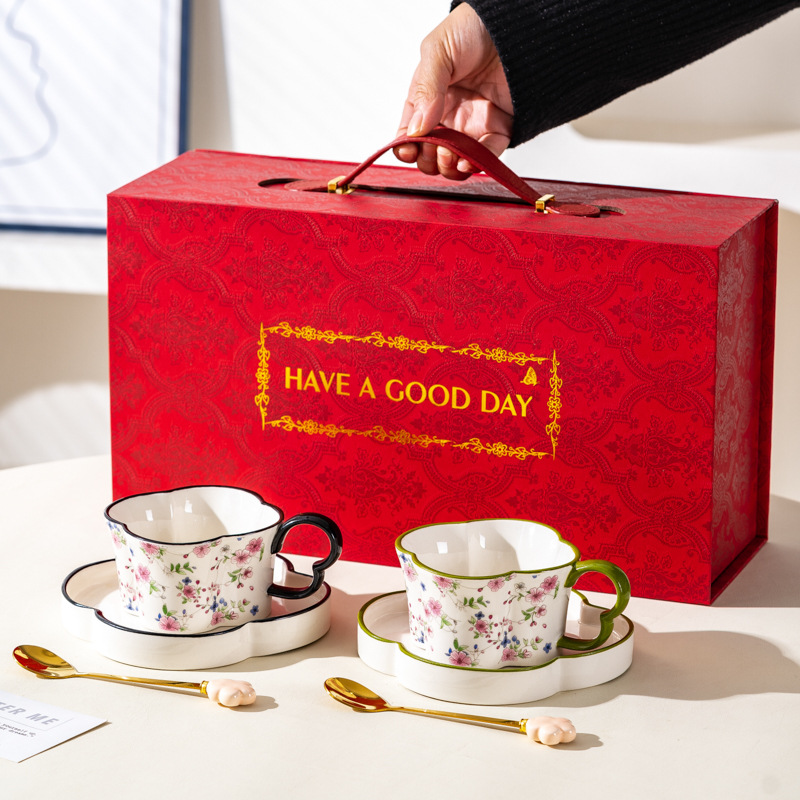 Retro flor de ciruela taza de café y plato conjunto de alta calidad exquisita taza de té de la tarde caja de regalo regalo de boda regalo de mano