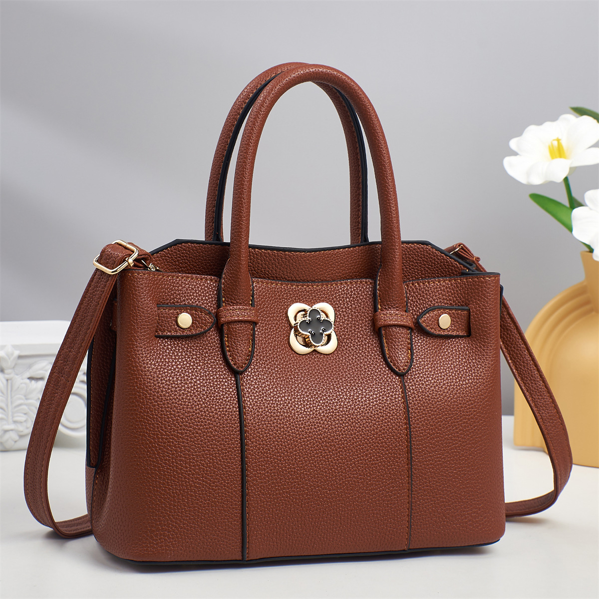 Bolsos bolsos de mujer de lujo ligero nuevo bolso de mujer simple y atmosférico temperamento bolso de hombro de madre