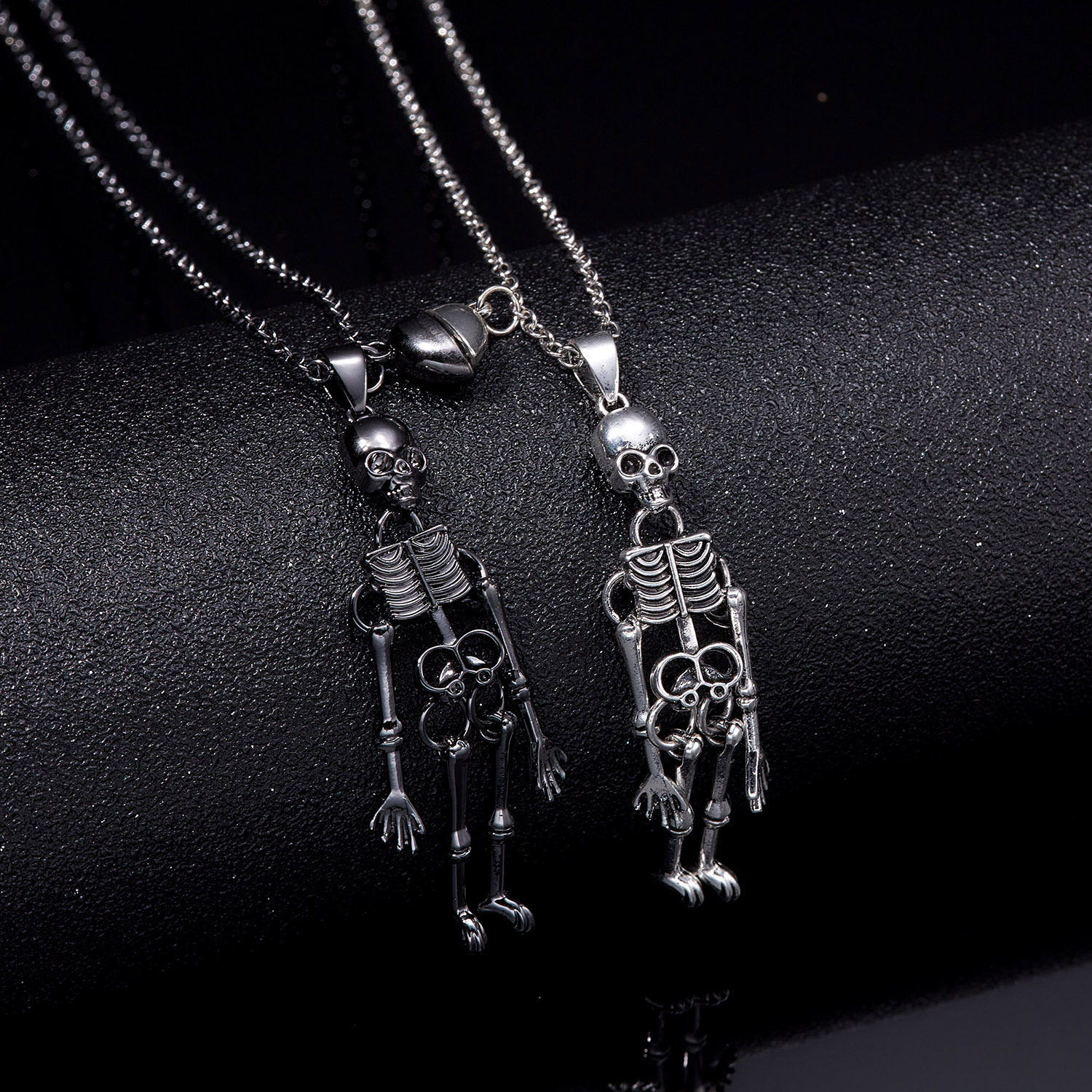Collana con ciondolo di coppia in stile dark per Halloween, con teschio umano e fantasma che tiene la mano_voghion.com