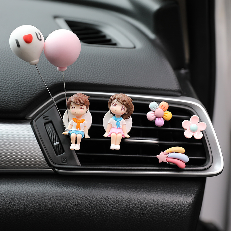 車の香水のかわいいエアコンの噴出口は漫画の自動車の薄い香りをつけて車の上のカップルの置物の風口を飾って飾ります。|undefined