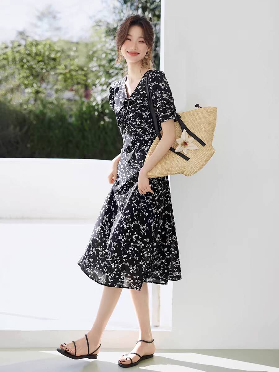 Đầm nữ tay phồng bồng, thiết kế eo thon, dáng suông midi họa tiết hoa trắng trên nền đen — Hoa màu trắng trên nền đen