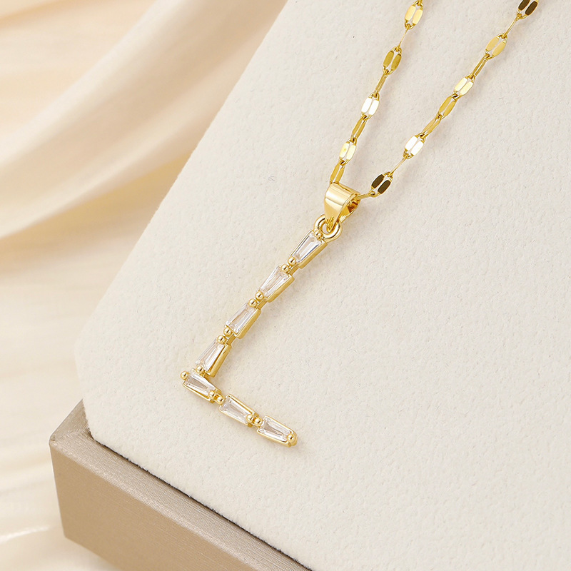 Venta caliente transfronteriza nuevo estilo de cobre con incrustaciones de circón 26 letras inglesas collar colgante T cuadrado de bambú letra cadena de clavícula femenina