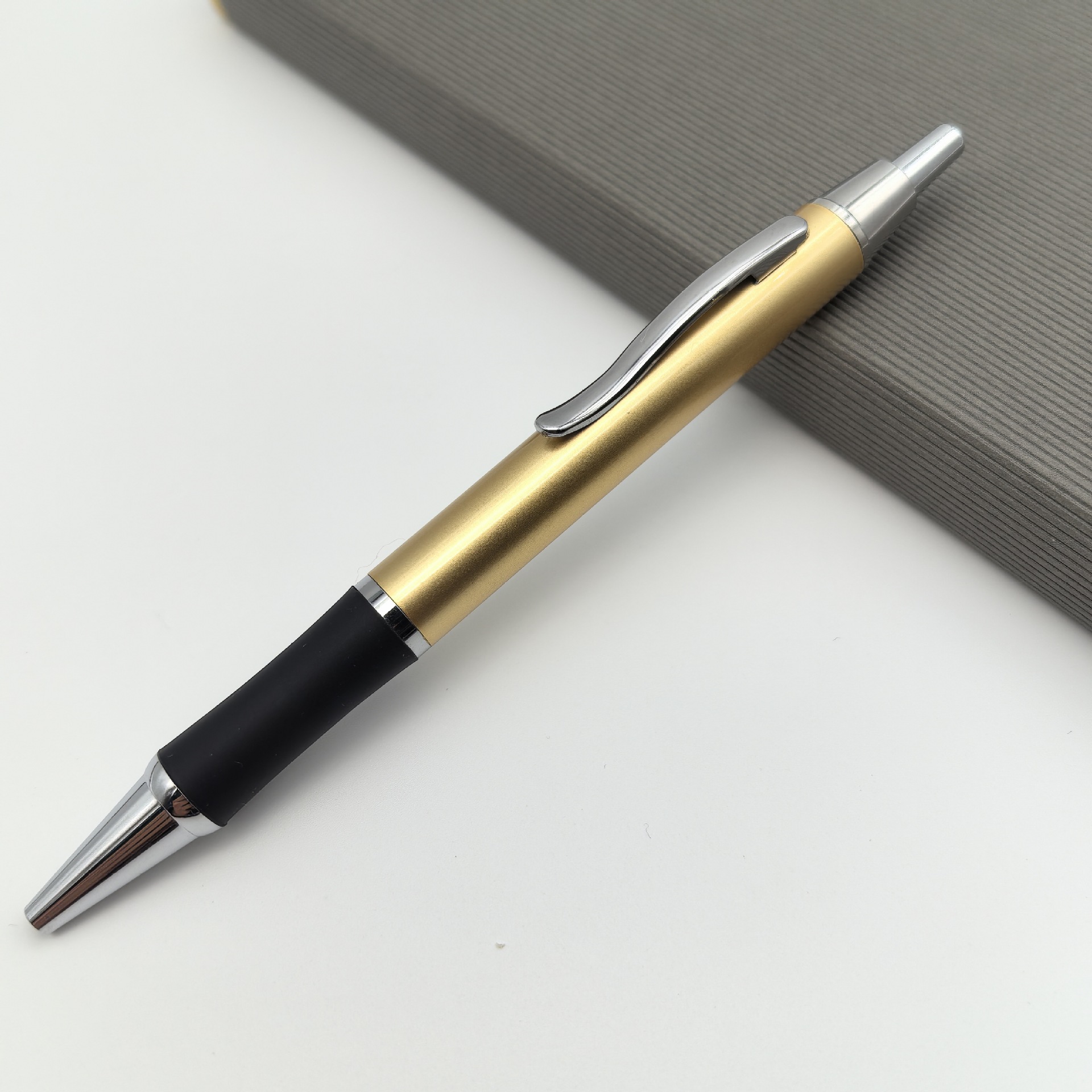 Metal personalizado pulsador antideslizante silicona cubierta bolígrafo bolígrafo de regalo de negocios bolígrafo de firma bolígrafo de conferencia