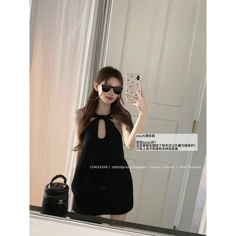Coolline Lin Zixi Miu's Little Black Dress, a High-End Cut with a Simple and Elegant Halter Neck Design