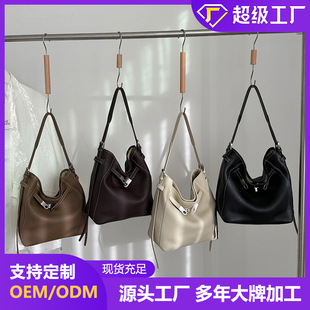 �ɳڸ�ͨ�����ذ�Ů �^��ţƤ�P��ˮͰ���¿�ٴ�Ҹ��б������S
