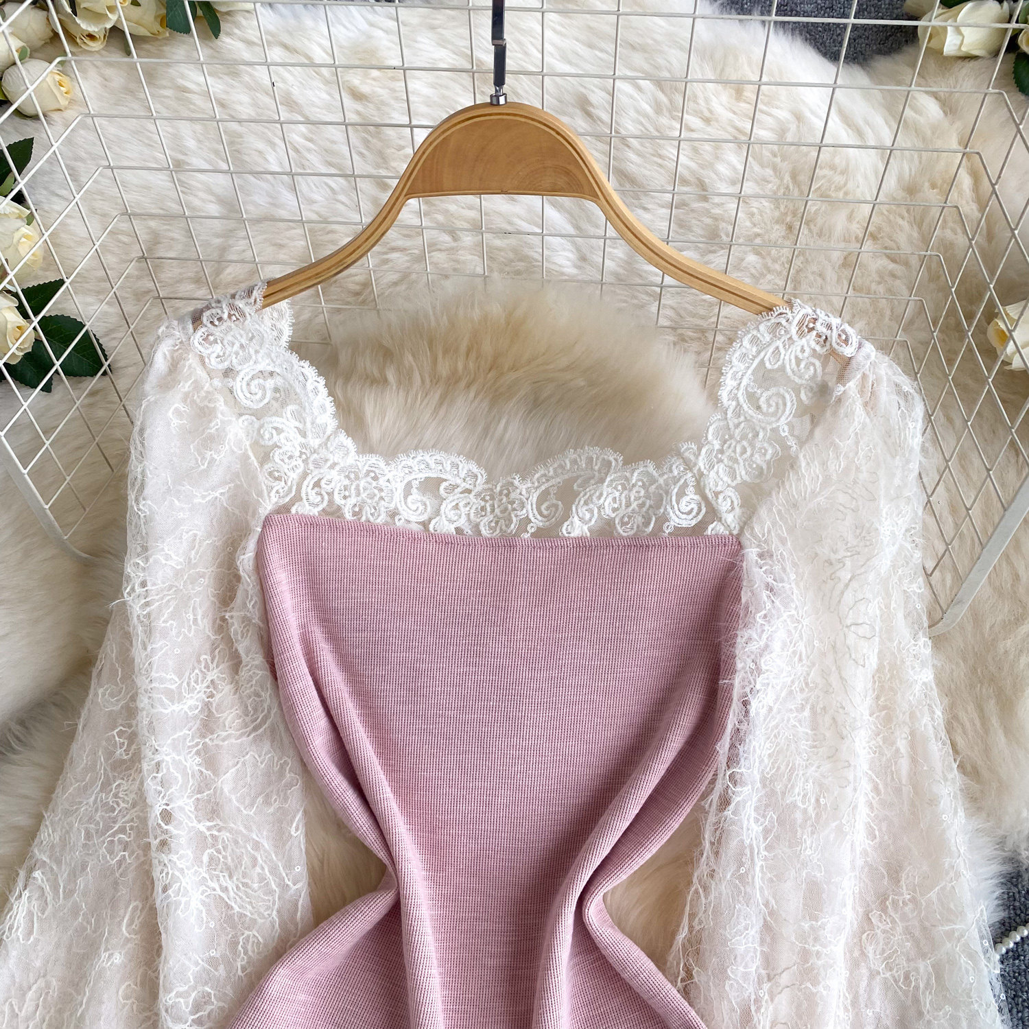 Elegante, langärmlige Strickjacke im französischen Stil mit Spitzenbesatz und eckigem Ausschnitt – ein verführerisches Oberteil für den frühen Frühling und perfekt für Pendler._voghion.com