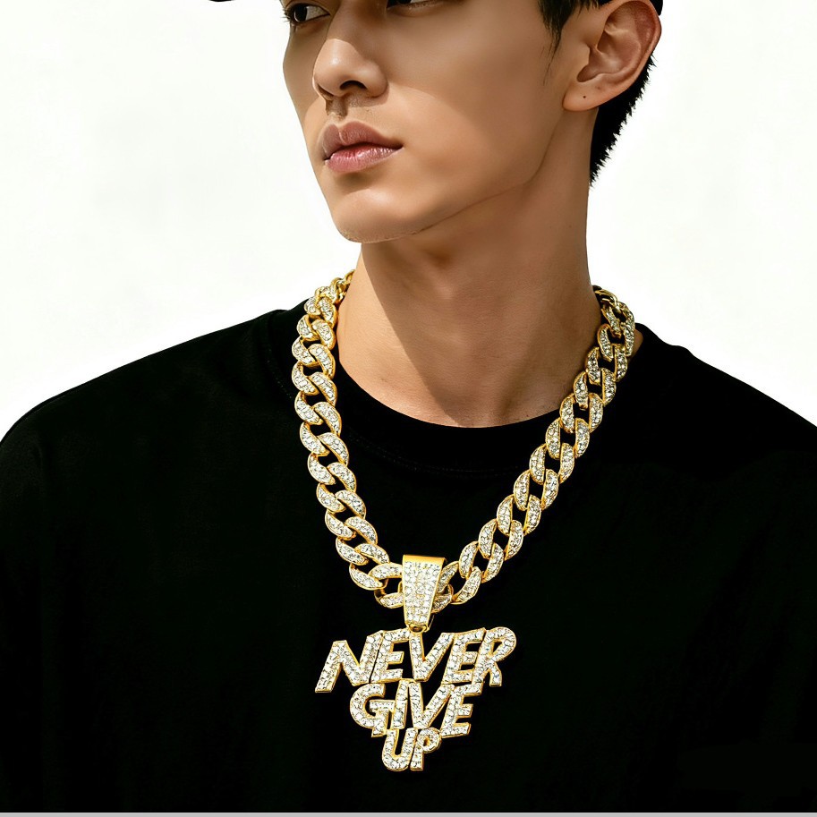 Alfabeto de aleación de hip hop europeo y americano NEVE RGIVE UP Colgante Hip Hop transfronterizo Hombre completo Diamante Personalidad Cuba Cadena