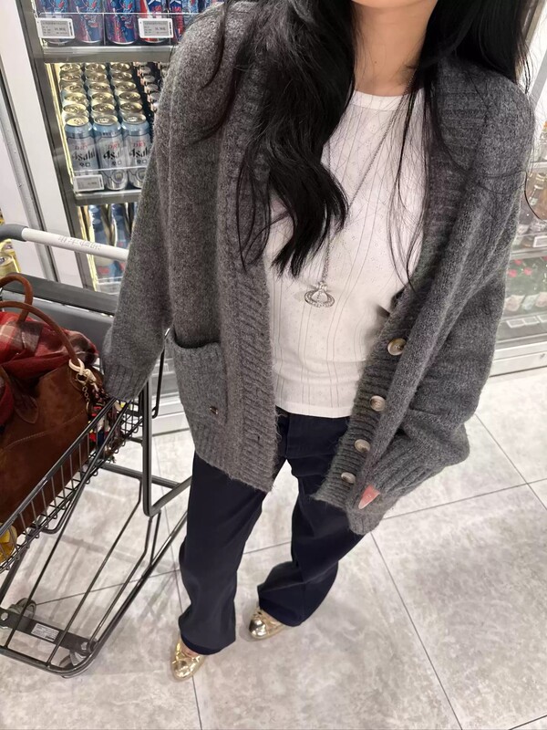 ベージュの丸い襟の長袖のtシャツの婦人服の秋の中に底のシャツのアルファベットの刺繍を掛けて身を修めます。|undefined